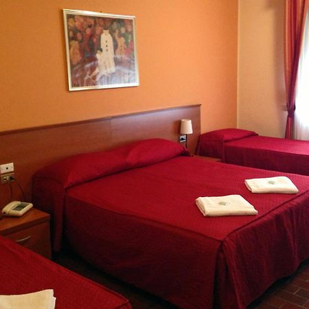 Hotel Forum Rozzano Habitación foto